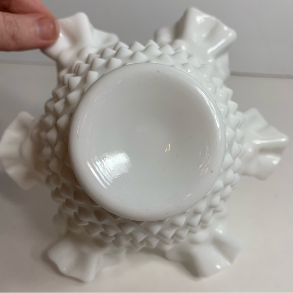 Vintage milk glass hobnail ruffle candy dish bowl. Lovely classic piece - Picture 7 of 11